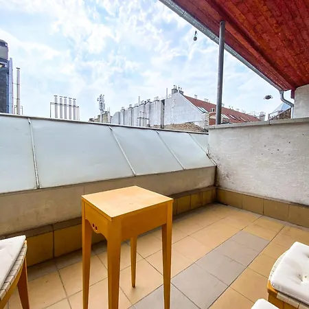 Spacious 2 Story Loft W Balcony Near Opera, Andrassy Lejlighed Budapest