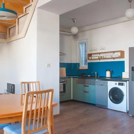 Spacious 2 Story Loft W Balcony Near Opera, Andrassy Budapeste