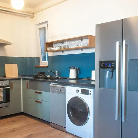 Spacious 2 Story Loft W Balcony Near Opera, Andrassy * Budapeste