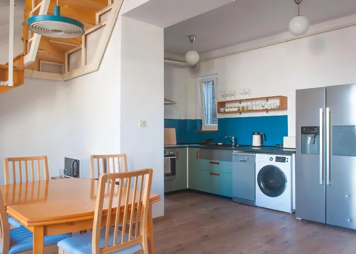 Spacious 2 Story Loft W Balcony Near Opera, Andrassy Budapesta